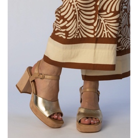 Sandálias femininas douradas de salto alto dourado 1