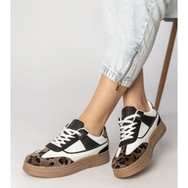 Tênis em preto e branco com um acessório de leopardo 1 Tênis em preto e branco com um acessório de leopardo 1