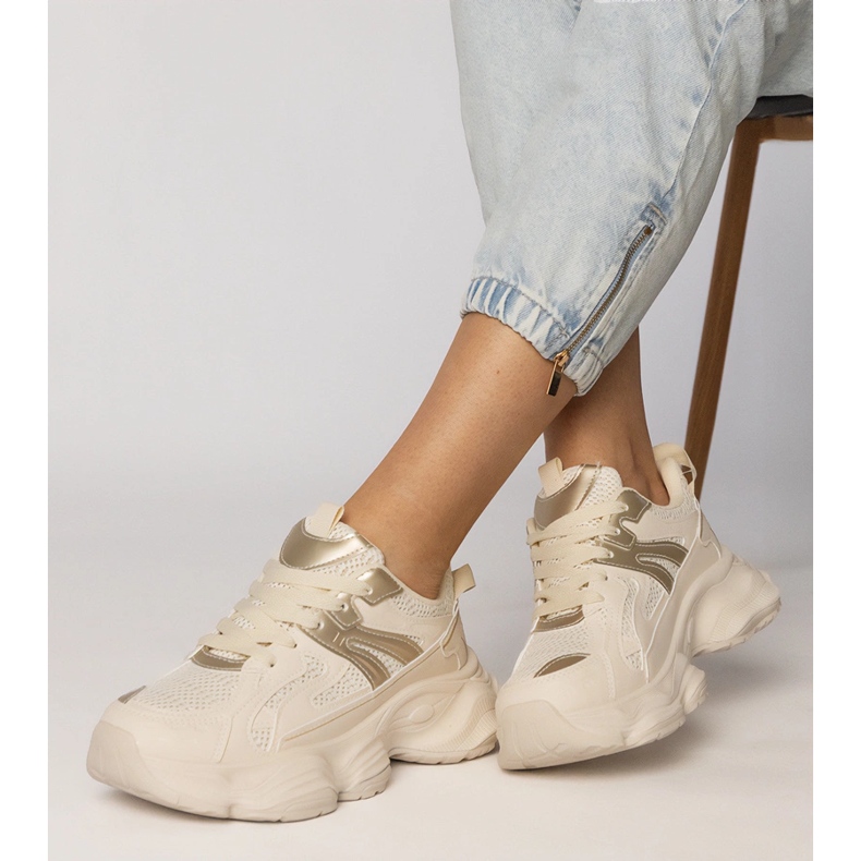 Esportes femininos de tênis bege com uma inserção dourada 1