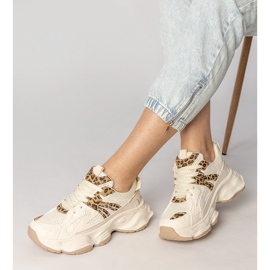 Esportes femininos de tênis bege com uma inserção de leopardo 2