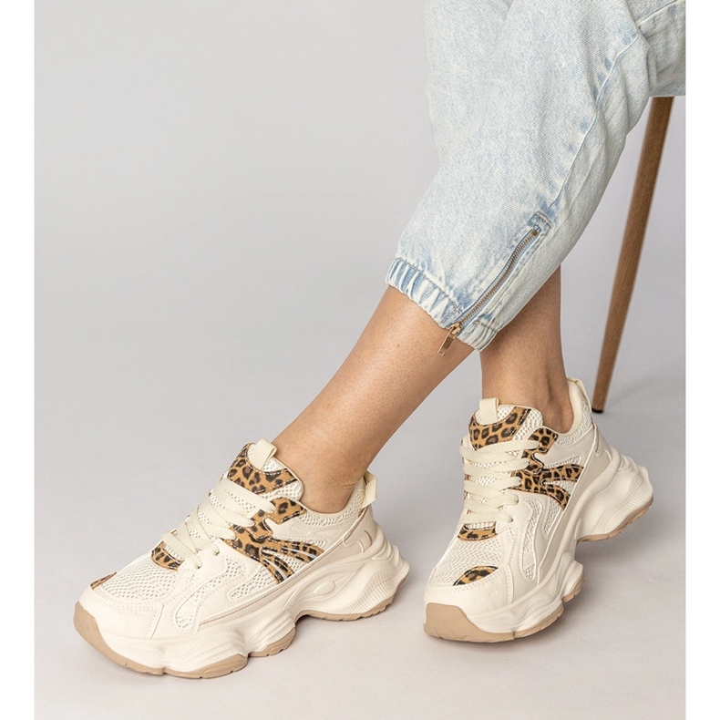 Esportes femininos de tênis bege com uma inserção de leopardo 2