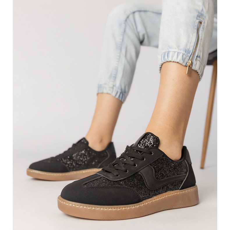 Tênis de mulheres negras decoradas com glitter preto 1