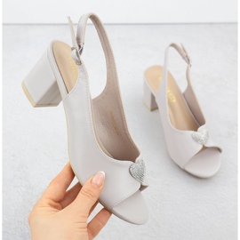 Sandálias femininas no poste com um coração decorativo cinza Vinceza 20262 1