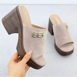 Flipers femininos no pilar bege Vinceza 17400 1