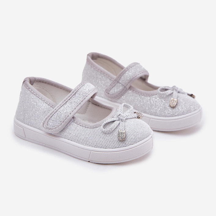 Bailarinas infantis com um arco de prata 1