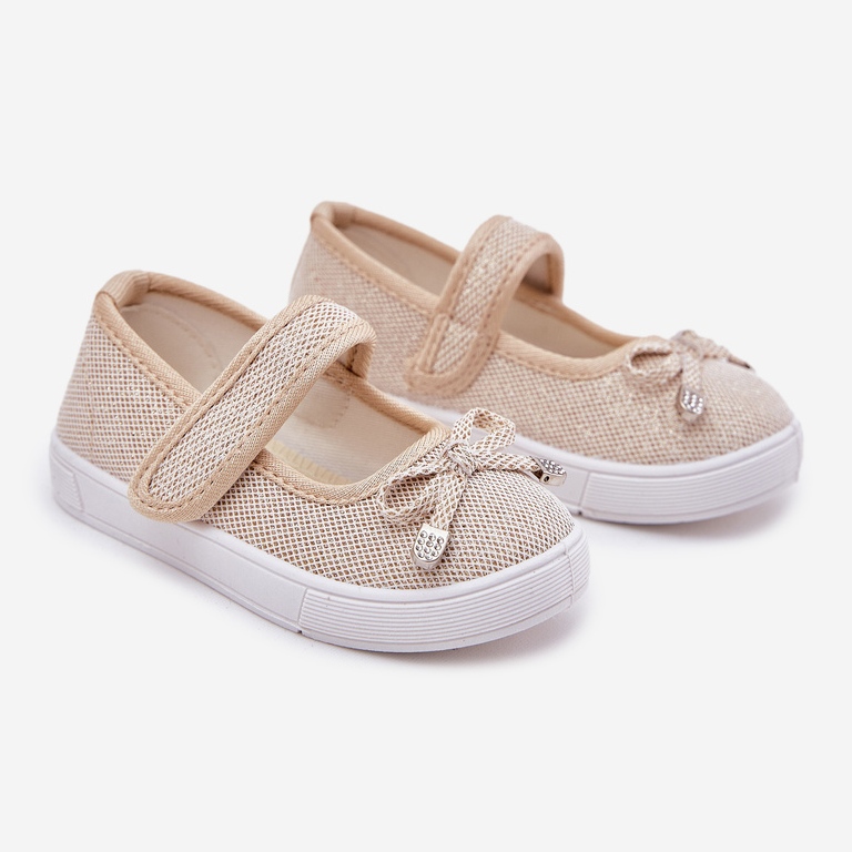 Bailarinas infantis com um arco de ouro dourado 1