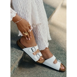 Evento Chinelos femininos em uma plataforma de cortiça com fivelas brancas branco 2