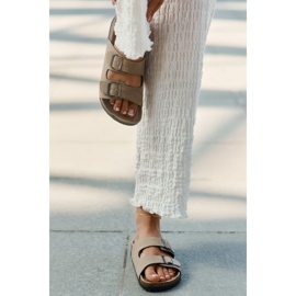 Evento Chinelos femininos com grampos em uma plataforma de cortiça bege 2