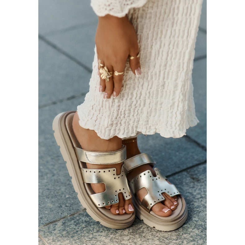 Flipers de couro natural feminino na plataforma de ouro Zazoo 40440 dourado 2