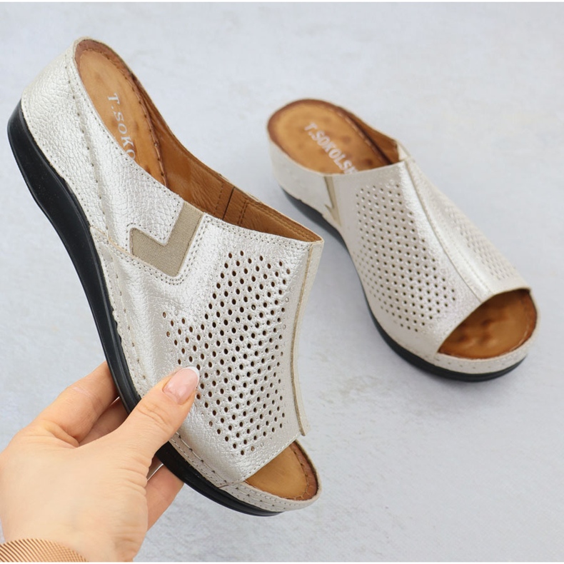 Custas de couro feminino com cunhas douradas com apatrinho T.SOKOLSKI L25-157 dourado 1