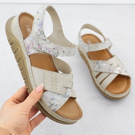 Sandálias de velcro confortáveis ​​em couro com flores bege t.SOKOLSKI L25-173 1