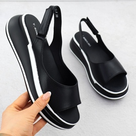 Sandálias de couro feminino nas cunhas pretas T.SOKOLSKI L25-247 preto 1