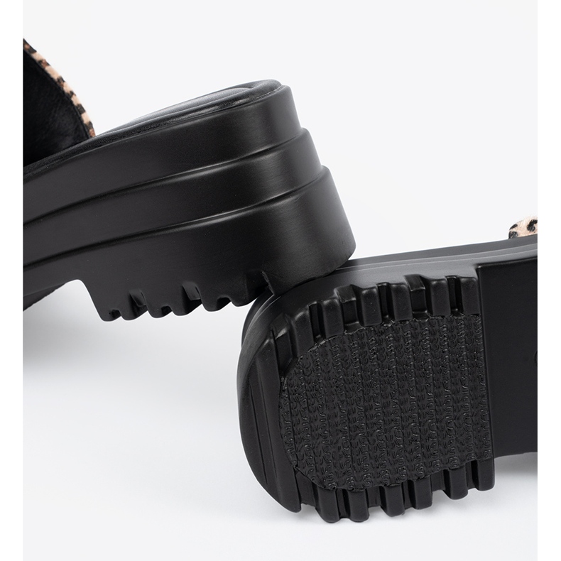 Seastar Chinelos em uma plataforma de leopardo marrom 1