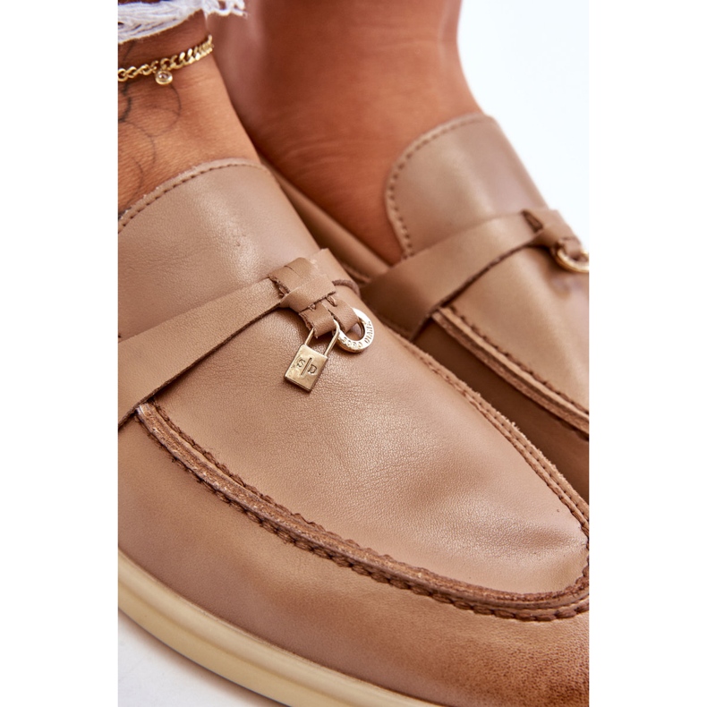 Mocassins femininos de couro bege 5