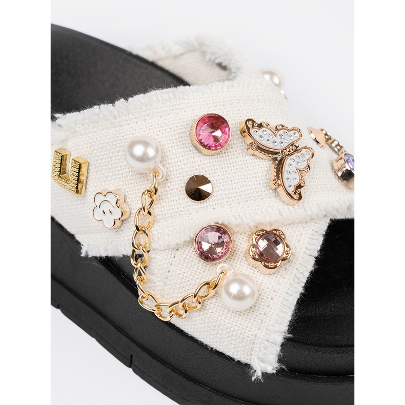 Seastar Chinelos brancos em uma plataforma preta com pinos 1 Seastar Chinelos brancos em uma plataforma preta com pinos 1