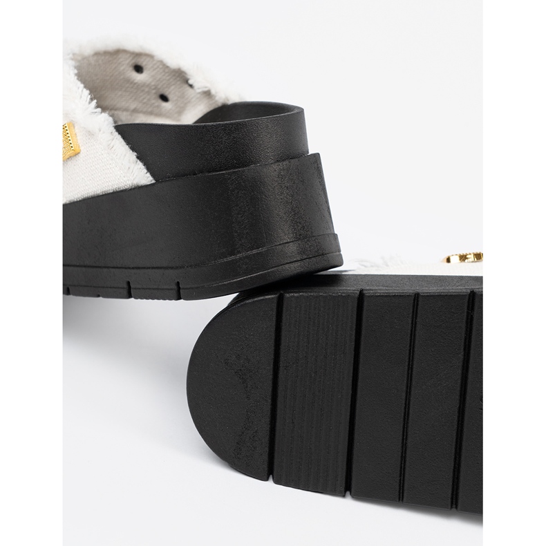 Seastar Chinelos brancos em uma plataforma preta com pinos 2 Seastar Chinelos brancos em uma plataforma preta com pinos 2