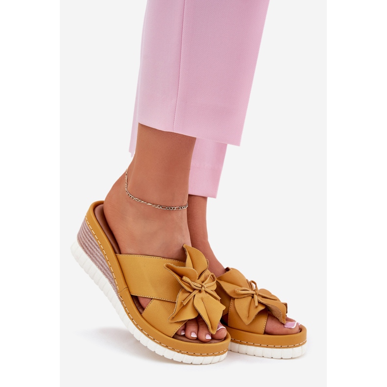 ARTIKER Cunhas de couro feminino com um artiqueiro decorativo de flor 52c0504 amarelo 1