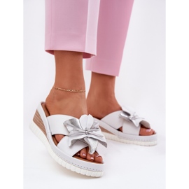 ARTIKER Cunhas de couro feminino com um artador de flores decorativo 54c0538 branco e prata 2