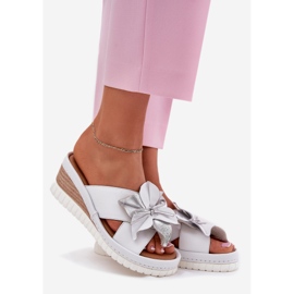 ARTIKER Cunhas de couro feminino com um artador de flores decorativo 54c0538 branco e prata 1