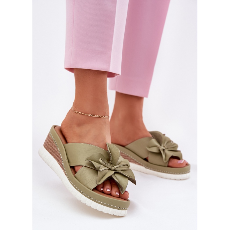 ARTIKER Cunhas de couro feminino com uma flor de flor decorativa 52C0503 Green verde 2