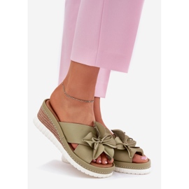 ARTIKER Cunhas de couro feminino com uma flor de flor decorativa 52C0503 Green verde 1