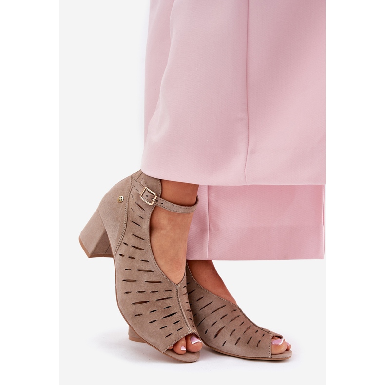 Botas de camurça feminina no Maciejka Post 06893-10 Dark Beige bege 1 Botas de camurça feminina no Maciejka Post 06893-10 Dark Beige bege 1