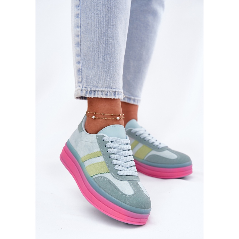 Tênis baixos na plataforma azul 2