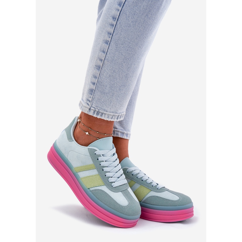 Tênis baixos na plataforma azul 1