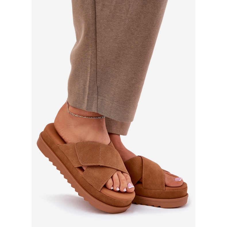 Flips femininos na plataforma com listras entrelaçadas de camelo castanho 1 Flips femininos na plataforma com listras entrelaçadas de camelo castanho 1