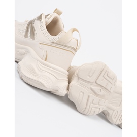 Tênis bege leves em uma sola grossa 2