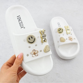 Chinelos de espuma na praia da piscina na plataforma branca decorada Vinceza 76055 branco 1