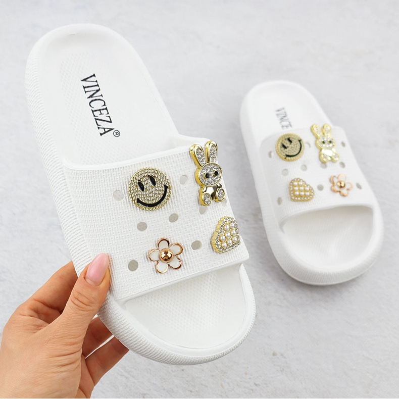 Chinelos de espuma na praia da piscina na plataforma branca decorada Vinceza 76055 branco 1