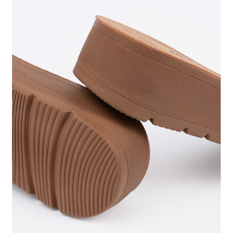 Seastar Chinelos pretos decorados com um grampo dourado 1 Seastar Chinelos pretos decorados com um grampo dourado 1