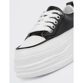 Tênis preto e branco na plataforma 1