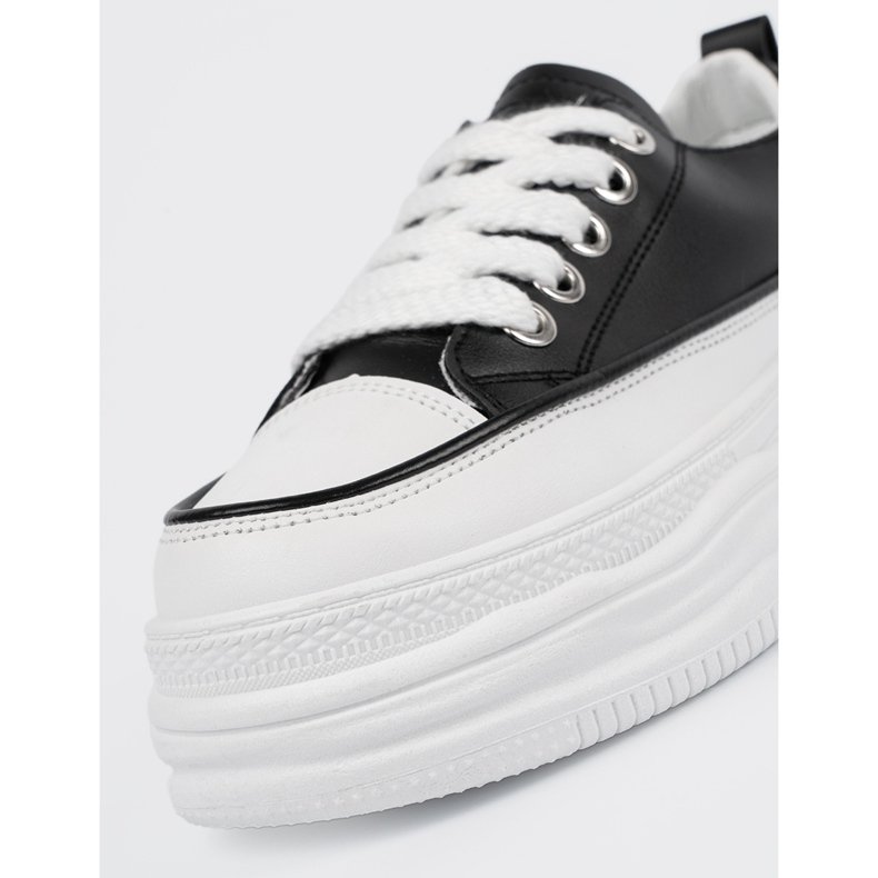 Tênis preto e branco na plataforma 1