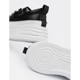 Tênis preto e branco na plataforma 2