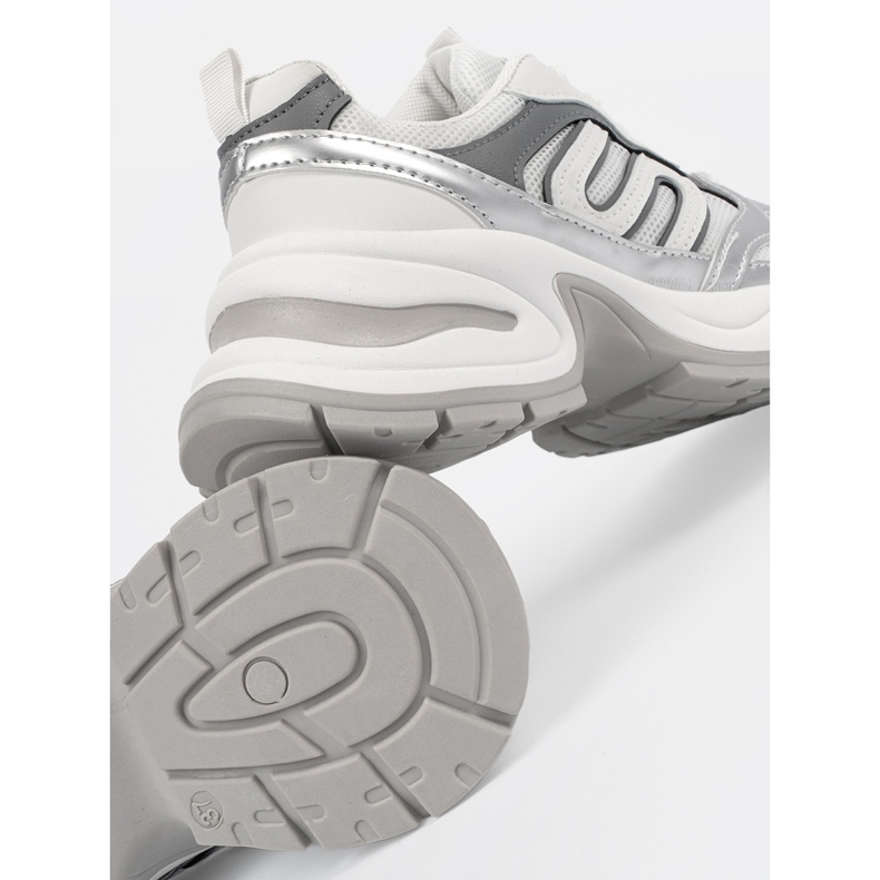 Tênis de mulheres brancas com inserções de prata branco 1