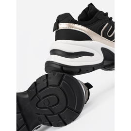 Tênis de mulheres negras com inserções de ouro preto 1