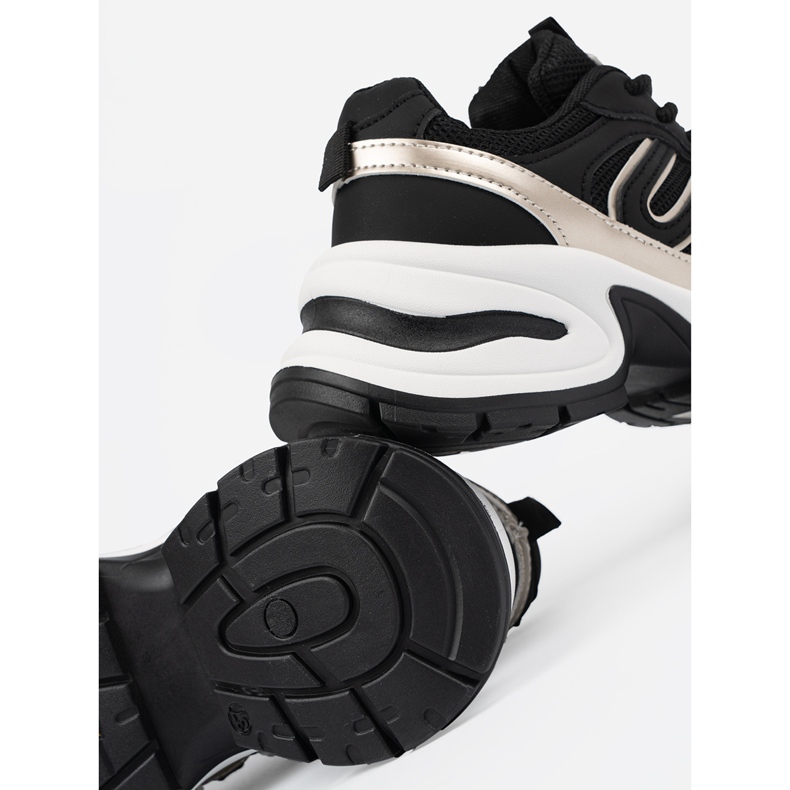 Tênis de mulheres negras com inserções de ouro preto 1