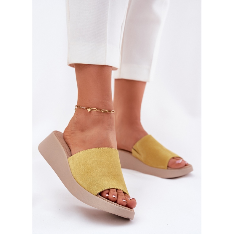 Flip de camurça feminina -Flops no panto Fino RR267038 Wedge amarelo 2