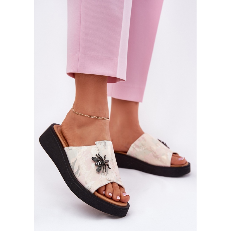 Flipers de couro feminino com um broche bege de Vinceza 66752 2