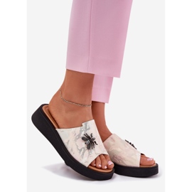 Flipers de couro feminino com um broche bege de Vinceza 66752 1