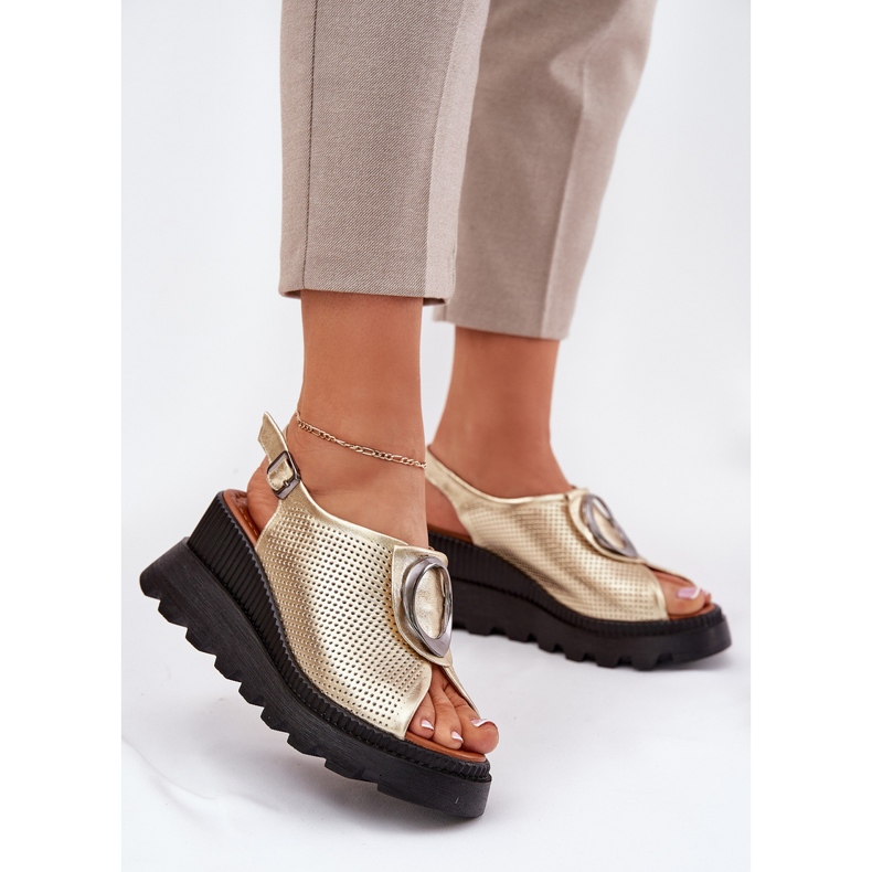 ARTIKER Sandálias de couro feminino com uma cunha com decoração artker 56c0109 zlotys dourado 2 ARTIKER Sandálias de couro feminino com uma cunha com decoração artker 56c0109 zlotys dourado 2