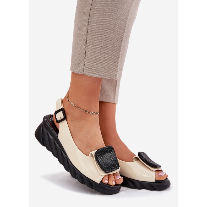 Sandálias femininas lacadas de couro com decoração antiga Artiker 56c1567 bege 1