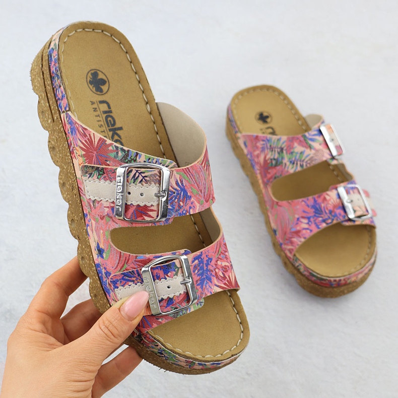 Slippers femininos na plataforma com fivelas rosa Rieker v8751-90 1