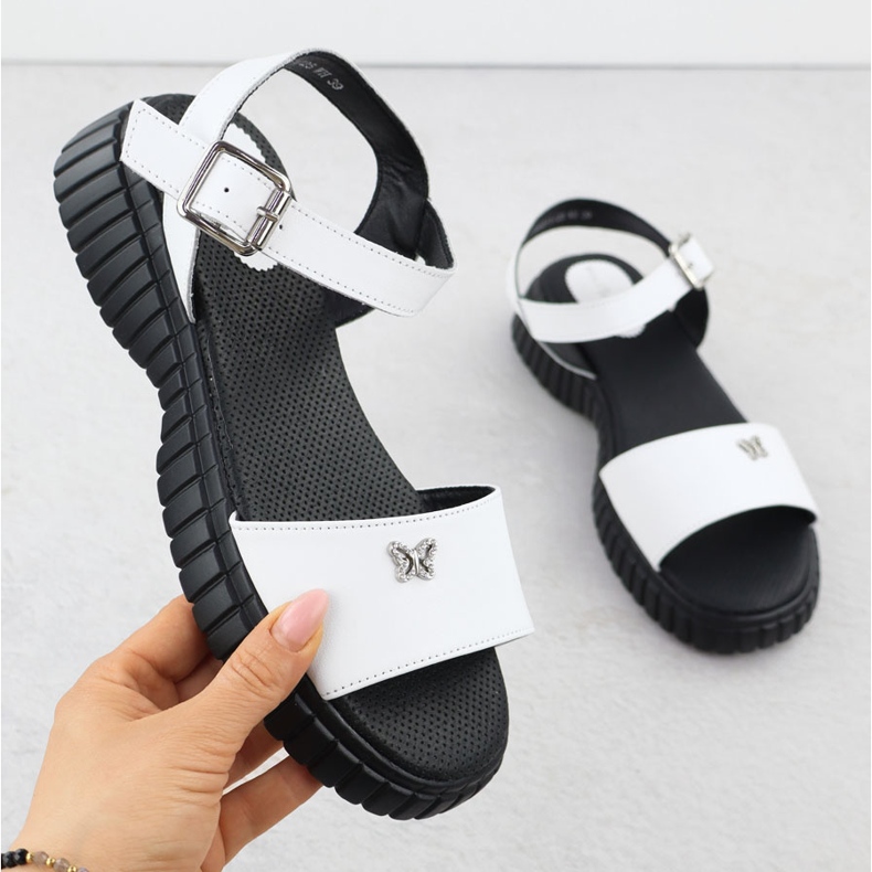 Sandálias de couro feminino em uma sola grossa com um Filippo Butterfly Filippo DS6811 branco 1