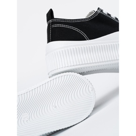 Tênis preto e branco com sola grossa 1