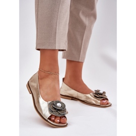 Ballerinas de couro com dedos nus e uma flor de Zazoo 1870 Zlotys dourado 2 Ballerinas de couro com dedos nus e uma flor de Zazoo 1870 Zlotys dourado 2