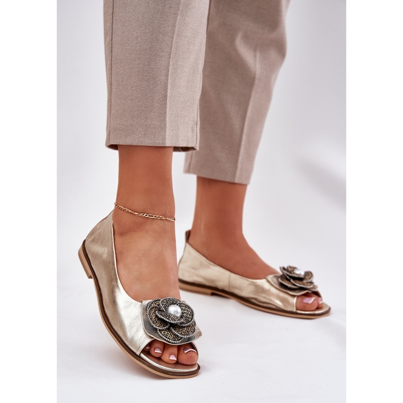 Ballerinas de couro com dedos nus e uma flor de Zazoo 1870 Zlotys dourado 2 Ballerinas de couro com dedos nus e uma flor de Zazoo 1870 Zlotys dourado 2