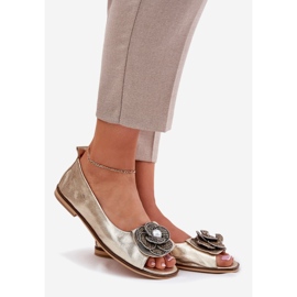 Ballerinas de couro com dedos nus e uma flor de Zazoo 1870 Zlotys dourado 1